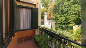 A balcony with a view of a garden and trees. - Albergo Al Gobbo   (Venice)