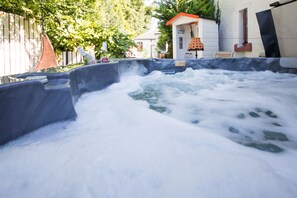 Outdoor spa tub - JustB (Edinburgh)