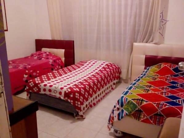 Chambre Triple, 3 lits une place | Bureau, Wi-Fi gratuit