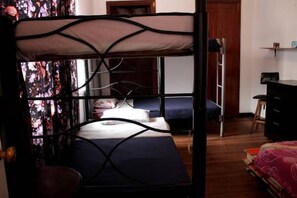 Dortoir Partagé, dortoir mixte, salle de bains commune | Bureau, Wi-Fi gratuit