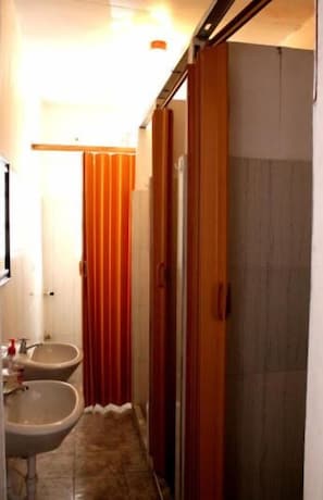 Douche, serviettes fournies