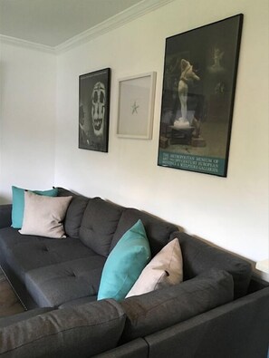 Maison, 4 chambres | Aire de séjour | Téléviseur à écran plat de 46 po avec télévision par câble, téléviseur
