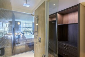 Shower, rainfall showerhead, eco-friendly toiletries, hair dryer - NH Collection Santiago Casacostanera (Santiago)