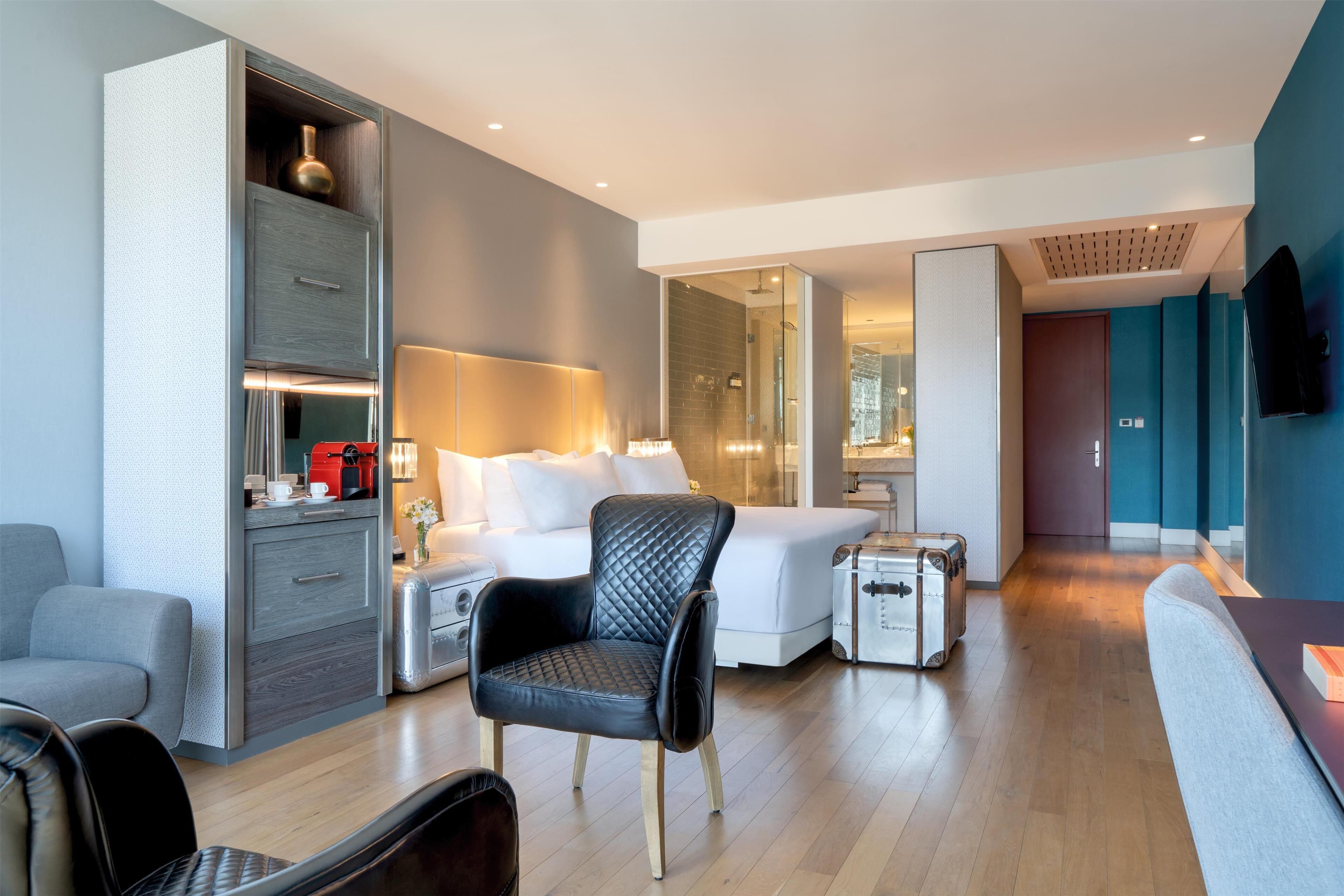 junior suite | 1 bedroom, in-room safe, desk, blackout curtains