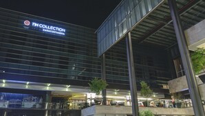 Un bâtiment moderne sur lequel on peut voir une enseigne bien visible indiquant « NH COLLECTION CASACOSTANERA ».