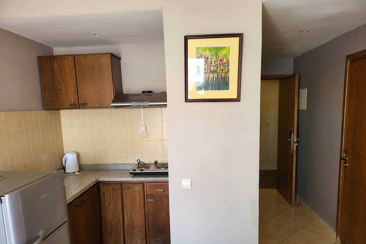 Full-size fridge, stovetop, cookware/dishes/utensils
