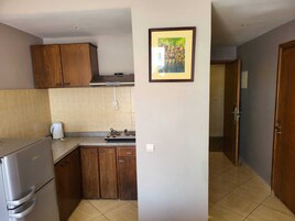 Full-size fridge, stovetop, cookware/dishes/utensils