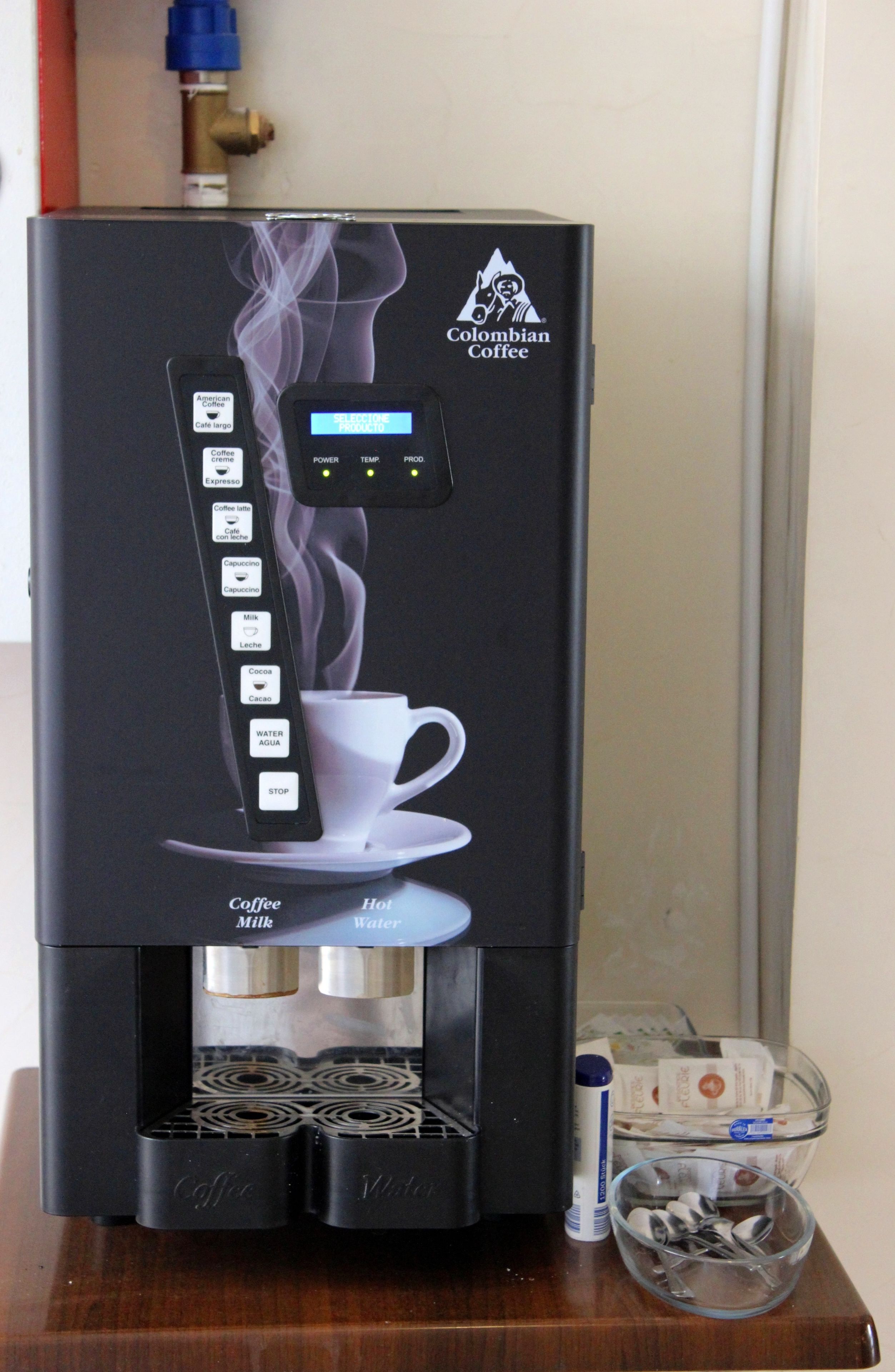 Máquina de café Colombia Coffee con pantalla digital, dispensadores de leche y agua, y un portavasos.
