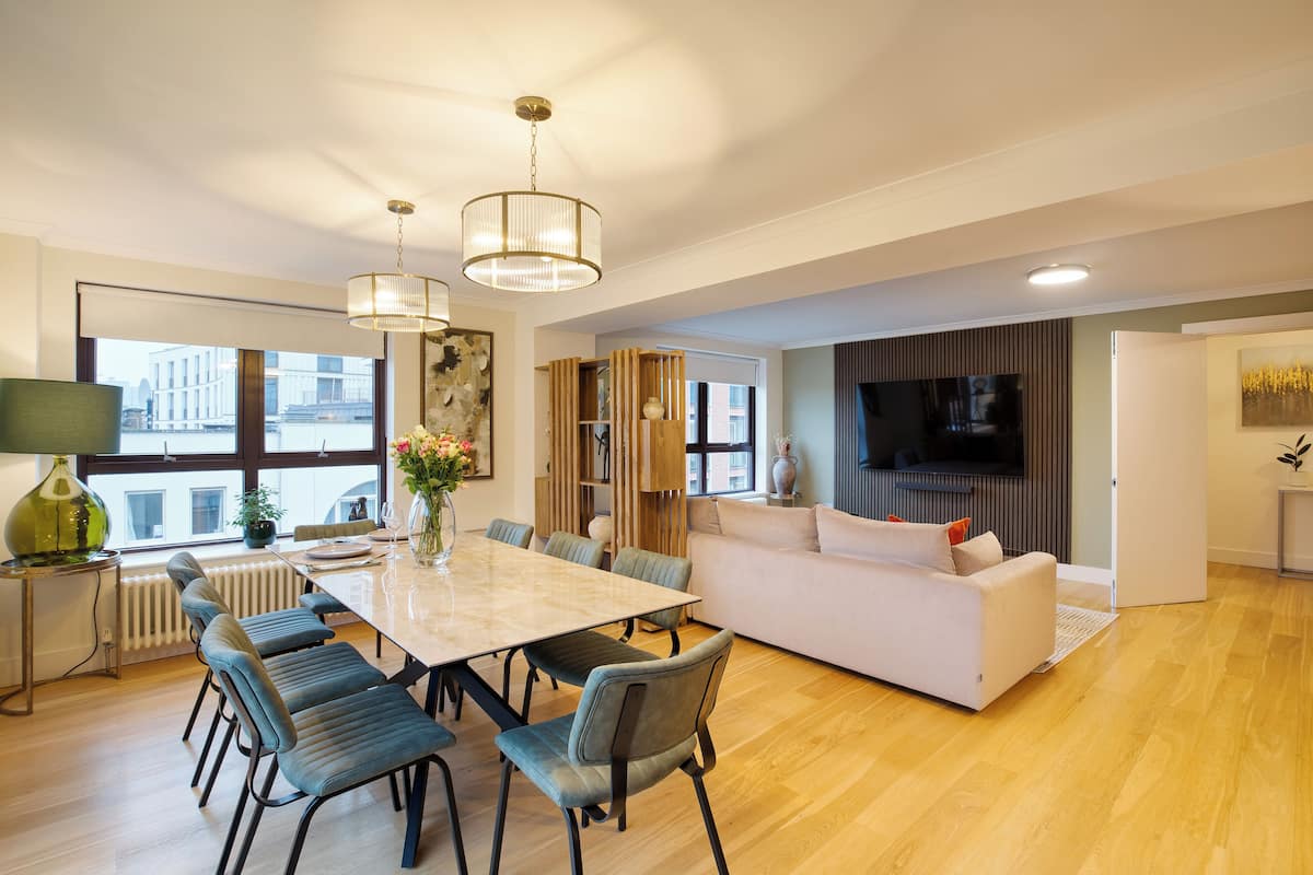Grand appartement, 3 slaapkamers, uitzicht op binnenplaats | Dineren in de kamer