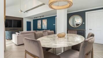 Apartamento superluxo, 3 quartos, terraço | Opções para refeição no quarto