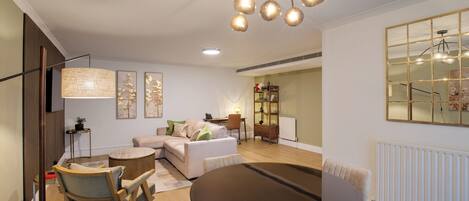 Deluxe Apartment, 1 King Bed, Non Smoking, Balcony | Dining room