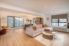 Grand-Apartment, 3 Schlafzimmer | Wohnbereich | 65-Zoll-Smart-TV mit Digitalempfang, Netflix, Pay-TV