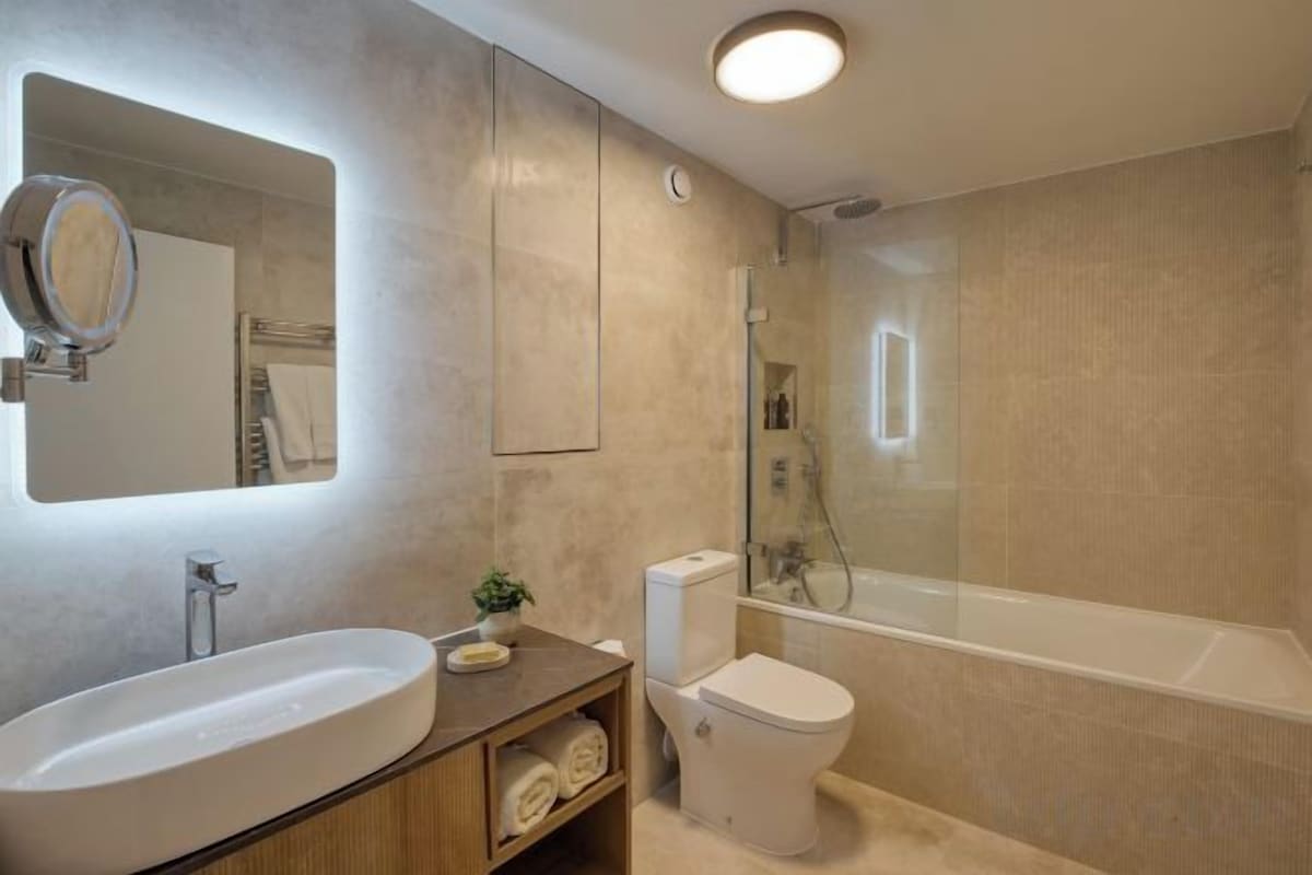 Bathroom | Combined shower/tub, hydromassage showerhead, designer toiletries