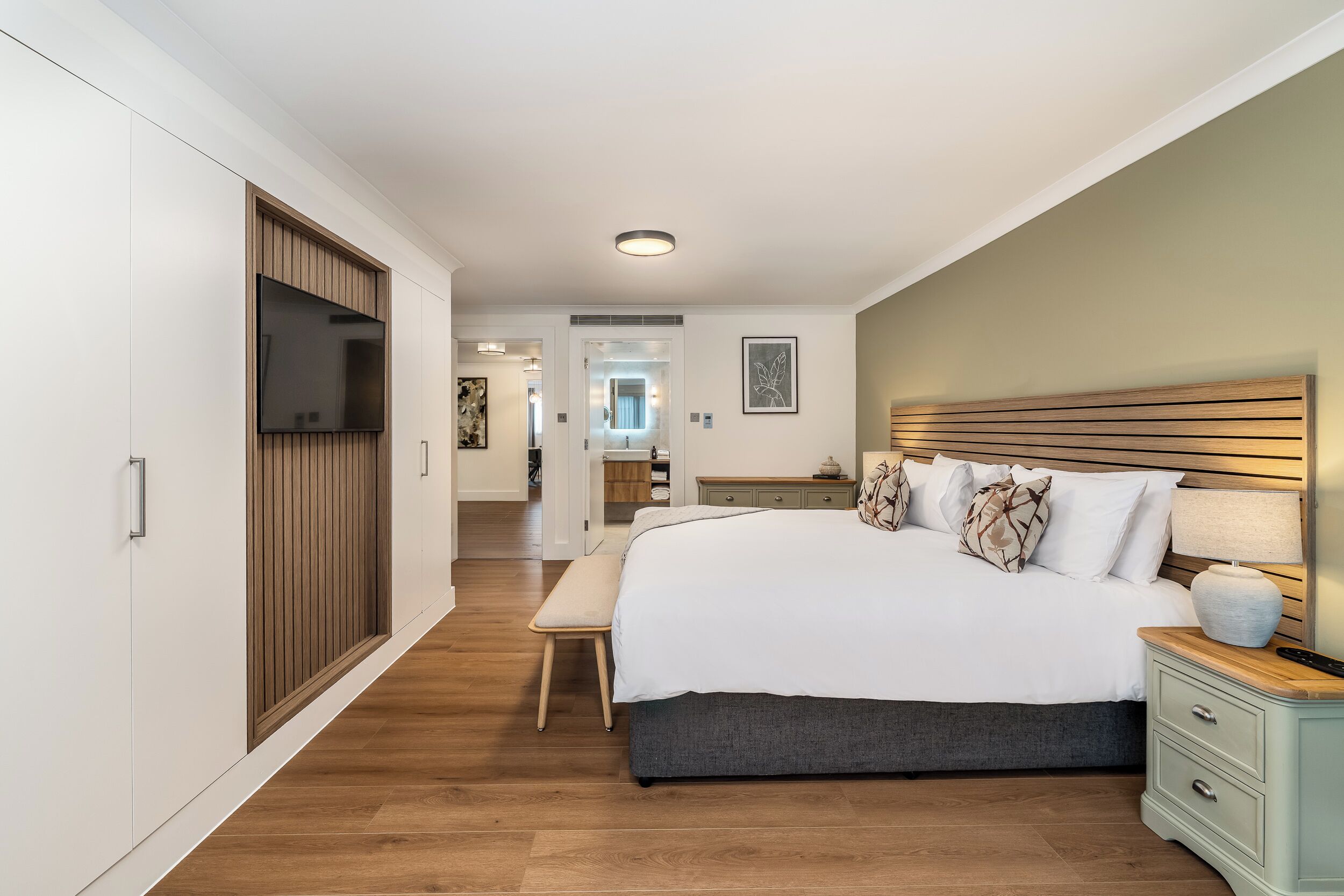 Apartament panoràmic, 3 dormitoris, terrassa, vistes a la ciutat | 1 dormitori, llençols de cotó egipci i roba de llit d'alta qualitat 