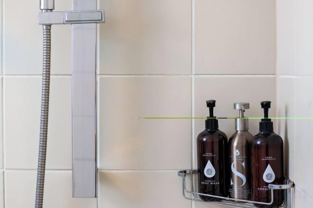 Bathroom amenities | Combined shower/tub, hydromassage showerhead, designer toiletries