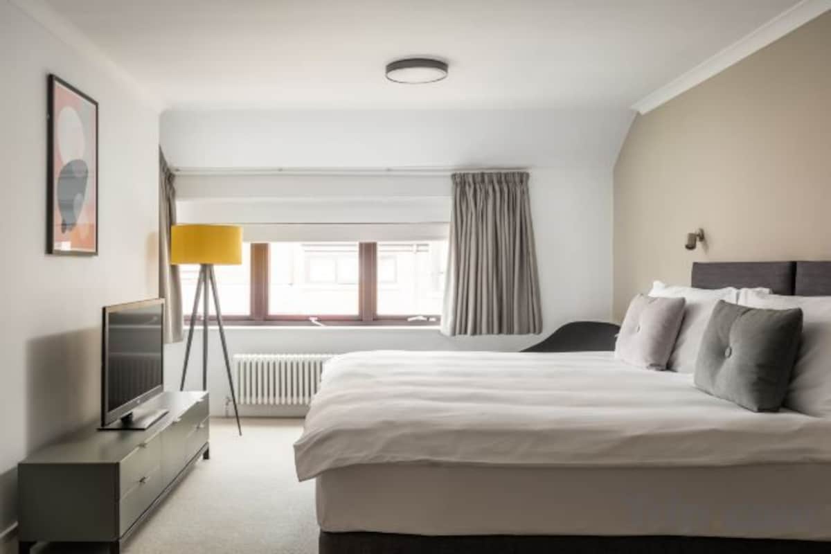 1 bedroom, Egyptian cotton sheets, premium bedding, pillowtop beds