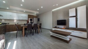 Dụng cụ pha cà phê/trà, tủ lạnh, lò vi sóng 