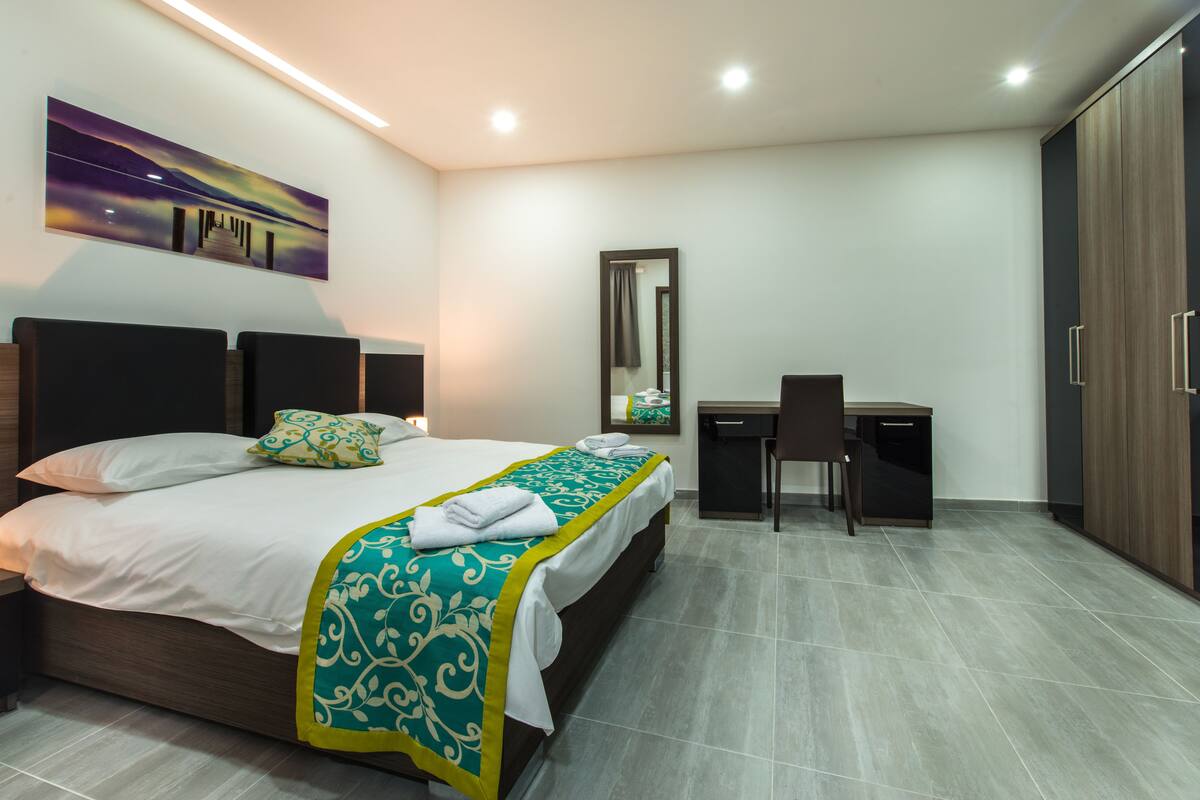 Apartamento superior | 1 quarto, escrivaninha, ferros/tábuas de passar roupa