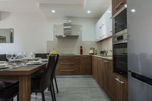 Superior Apartment - 96m2  | Private kitchen | Fridge, microwave, coffee/tea maker