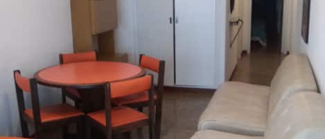 Appartement, 1 slaapkamer | Woonkamer | Een 32-inch lcd-televisie met kabelzenders en een televisie