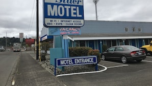 Letrero de motel que ofrece comodidades como WiFi, acceso a internet, HBO, ESPN y habitaciones limpias.