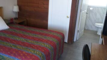 Basic Room, 1 Queen Bed, Non Smoking, Refrigerator & Microwave | Desk, free WiFi