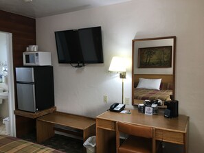 Habitación básica, 1 cama Queen size, para no fumadores, refrigerador y microondas | Servicios de la habitación