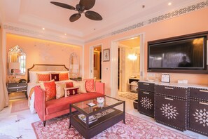 1 bedroom, Egyptian cotton sheets, premium bedding, pillow-top beds - The Leela Palace Jaipur (Amer)