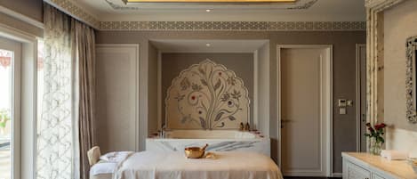 Couples treatment rooms, sauna, hot tub, steam room, body treatments