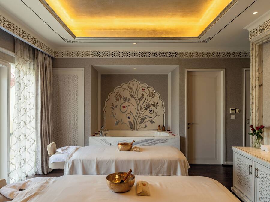 Couples treatment room(s), sauna, hot tub, steam room, body treatments