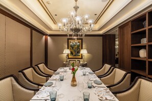 2 restaurants, breakfast, lunch, dinner served; international cuisine  - The Leela Palace Jaipur (Amer)