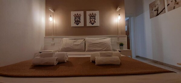 書桌、嬰兒床 (收費)、免費 Wi-Fi