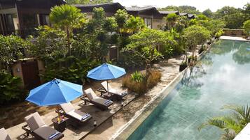 3 piscines extérieures, parasols de plage, chaises longues
