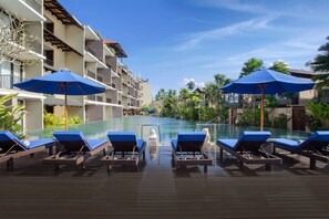 3 outdoor pools, pool umbrellas, pool loungers