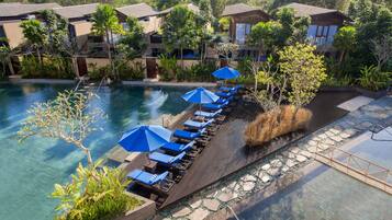 3 albercas al aire libre, sombrillas en la alberca y camastros