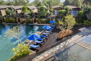 3 kolam renang outdoor, dengan payung kolam renang dan kursi berjemur