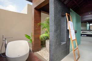Vila, 1 quarto (Pool Villa) | Cofres nos quartos, escrivaninha, espaço de trabalho para notebook