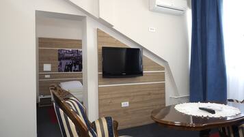 Dúplex | Escritorio, tabla de planchar con plancha, ropa de cama