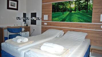 Dúplex | Escritorio, tabla de planchar con plancha, ropa de cama