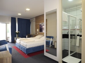 Phòng đôi hoặc 2 giường đơn, ban công | Bàn, bàn ủi/dụng cụ ủi quần áo, bộ trải giường 