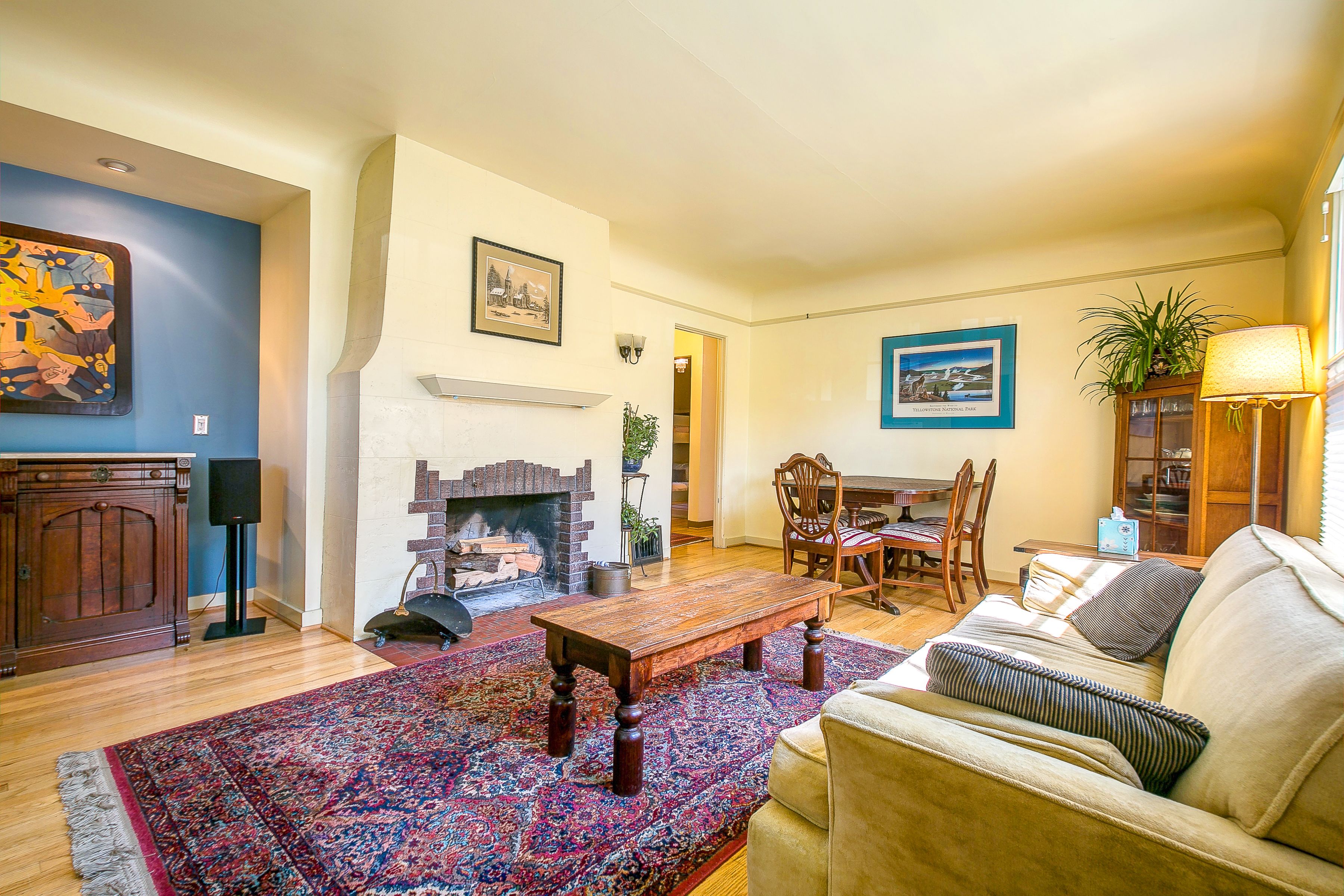 Casa clásica, 4 habitaciones | Área de sala de estar | Televisión de pantalla plana y chimenea 