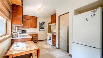 Classic House, 4 Bedrooms | Private kitchen | Fridge, microwave, coffee/tea maker