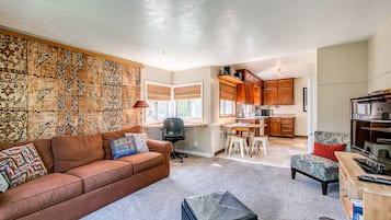 Classic House, 4 Bedrooms | Living area | Flat-screen TV, fireplace