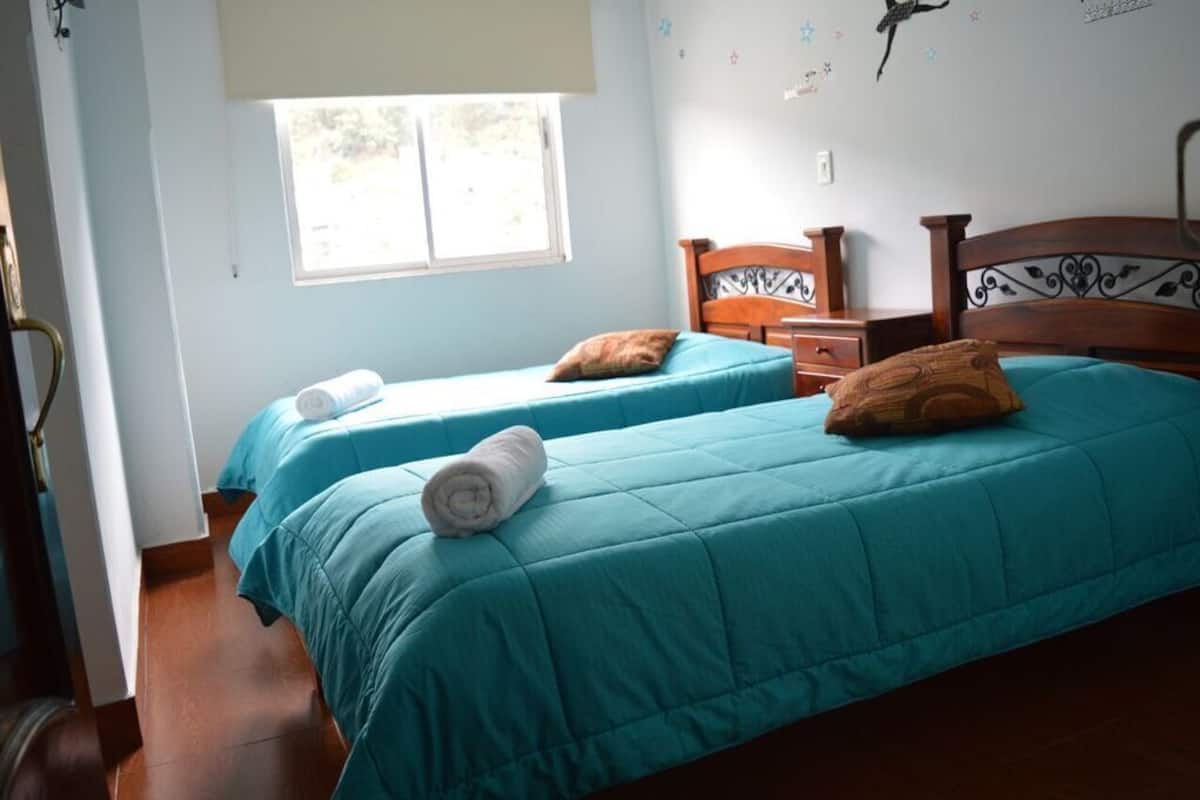 Tabla de planchar con plancha, wifi gratis y ropa de cama
