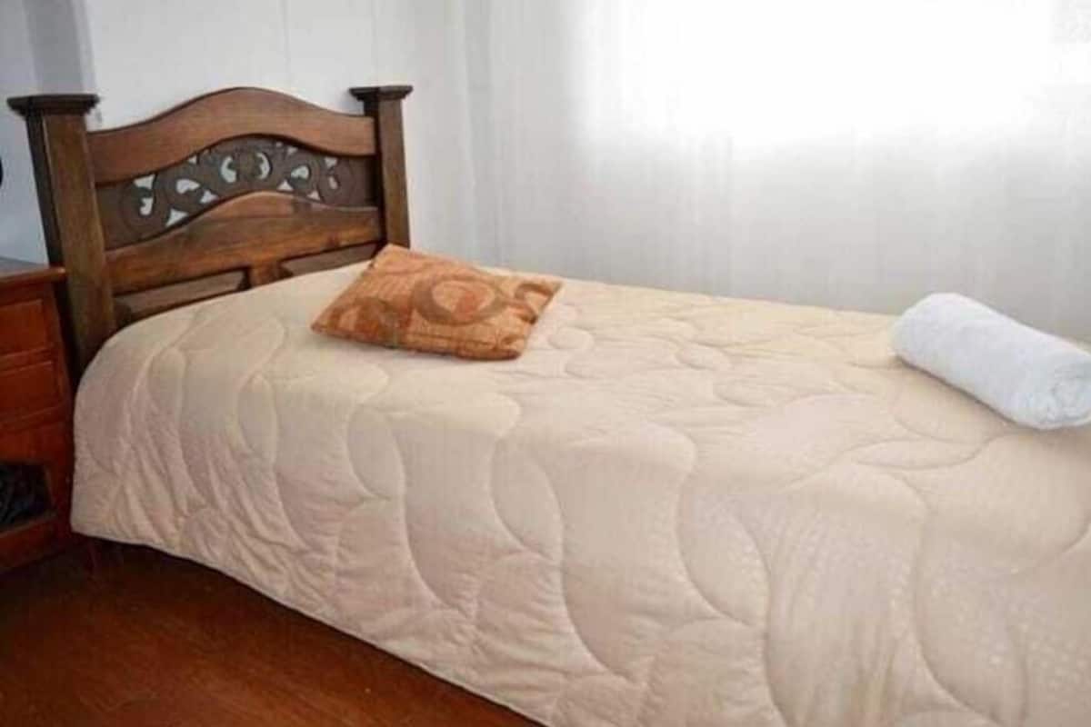 Tabla de planchar con plancha, wifi gratis y ropa de cama