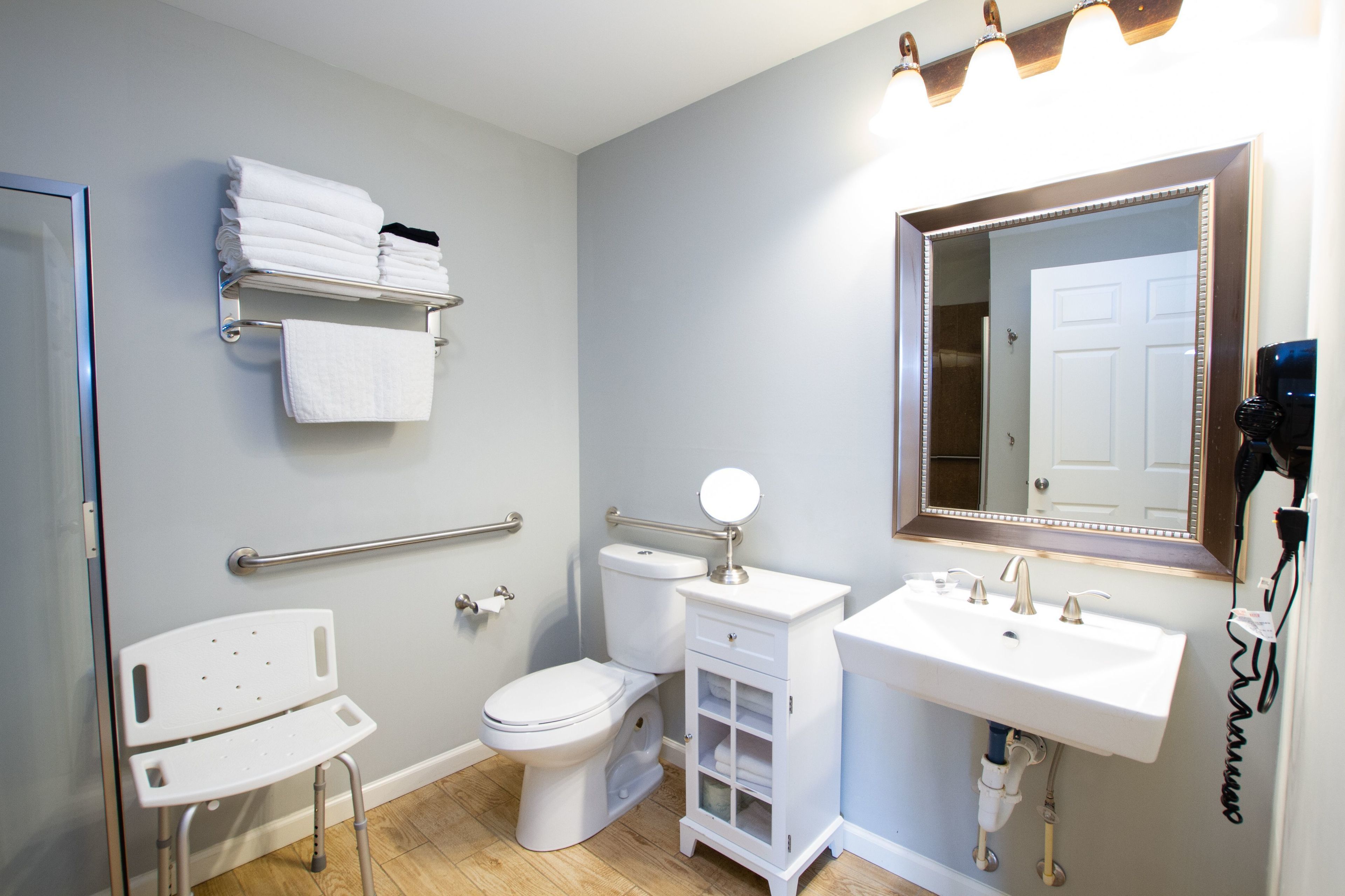 standard room, 2 queen beds, accessible, non smoking (double queen hotel room) | bathroom | free toiletries, hair dryer, towels