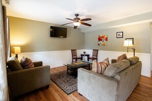 Chambre Standard, 1 grand lit et 1 canapé-lit, non-fumeur (Golden Pines, 4 Person Villa) | Aire de séjour | Téléviseur de 32 po avec télévision par satellite, Hulu