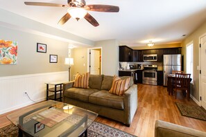 Rom – standard, 1 queensize-seng med sovesofa, ikke-røyk (Golden Pines, 4 Person Villa) | Oppholdsrom | En 32-tommers TV med Parabol-TV samt Hulu og strømmetjenester