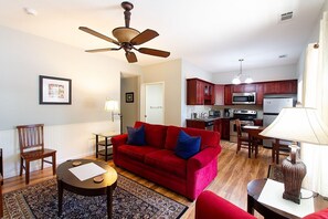 Quarto standard, 1 cama Queen e sofá-cama, para não fumantes (Miners Ridge Villas, 4 Person Villa) | Área de estar | TV 32 polegadas com canais via satélite, Hulu, serviços de streaming