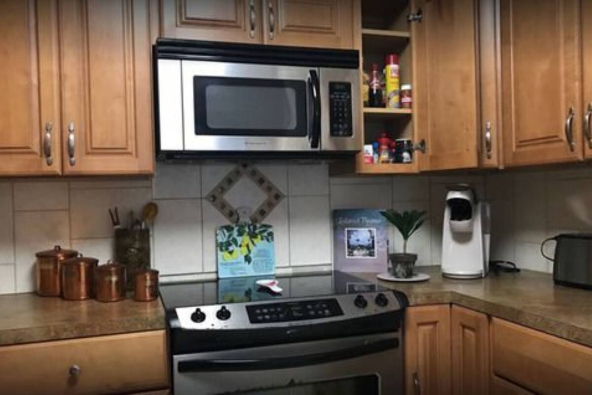 room, private bathroom (main bedroom) | private kitchen | fridge, microwave, stovetop, coffee/tea maker